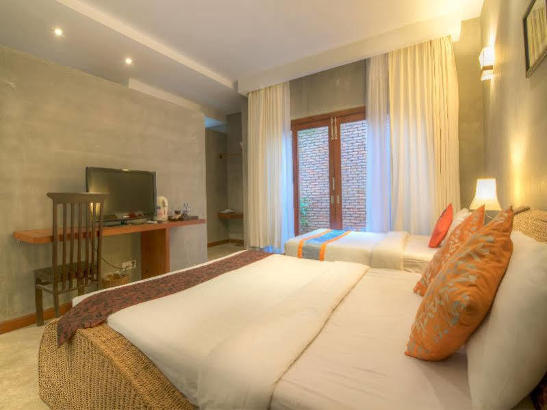 Frangipani Fine Arts Hotel Phnom Penh Exterior photo